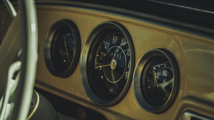 2025 Cockpit Showdown: Digital Dash or Vintage Analog Gauges?